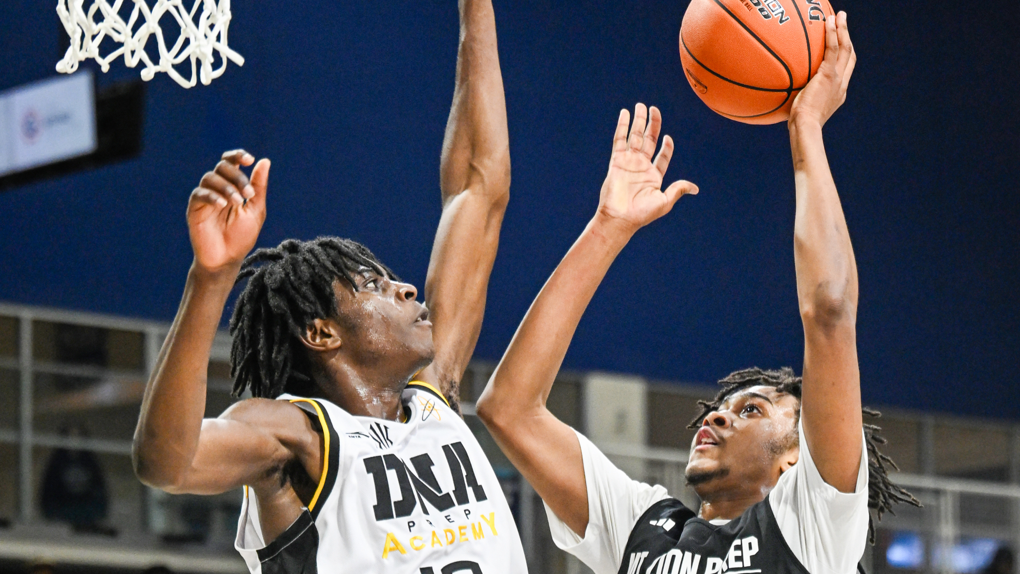 Zion Green drives to the bucket