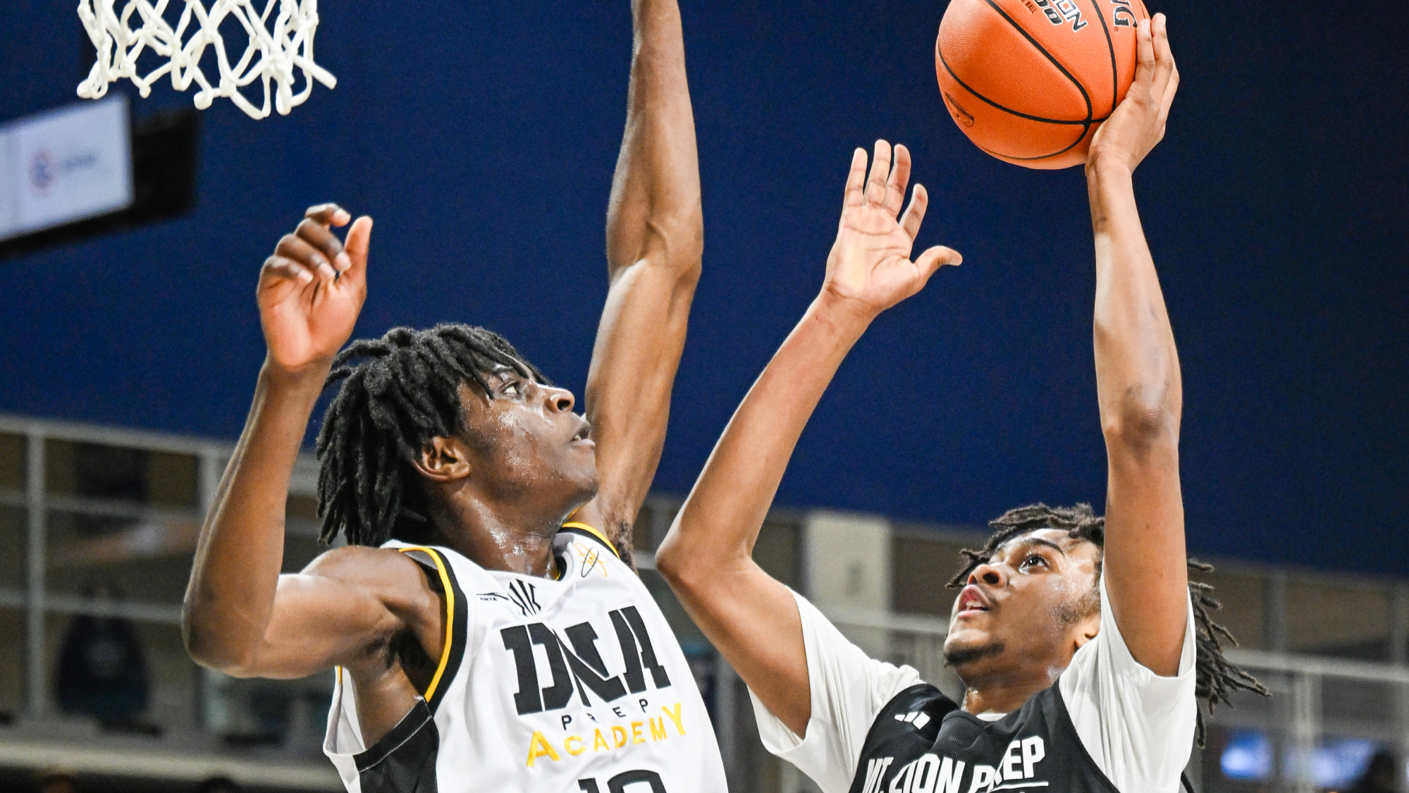 Zion Green drives to the bucket