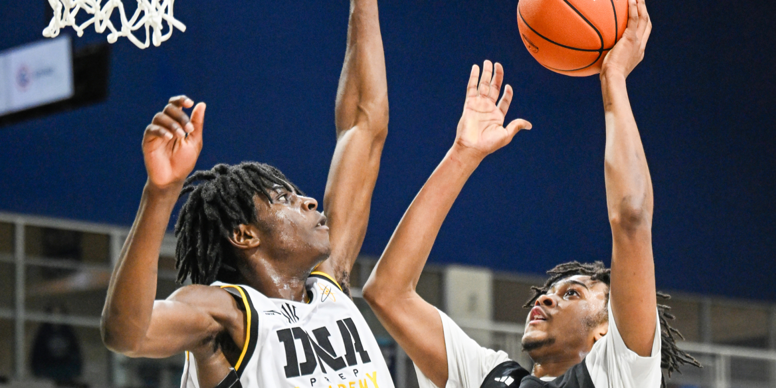 Zion Green drives to the bucket