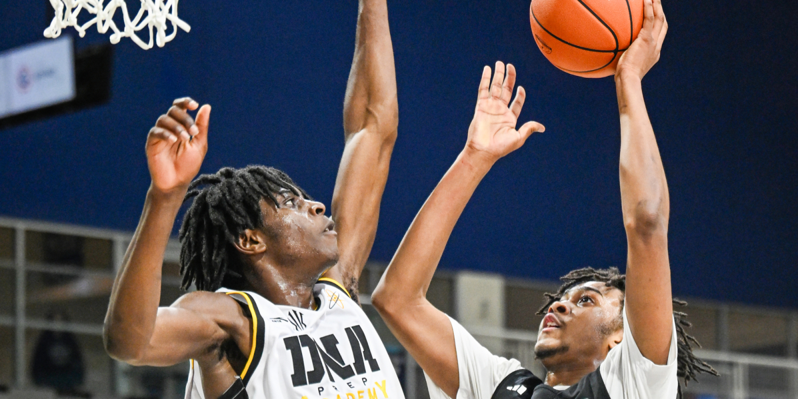 Zion Green drives to the bucket