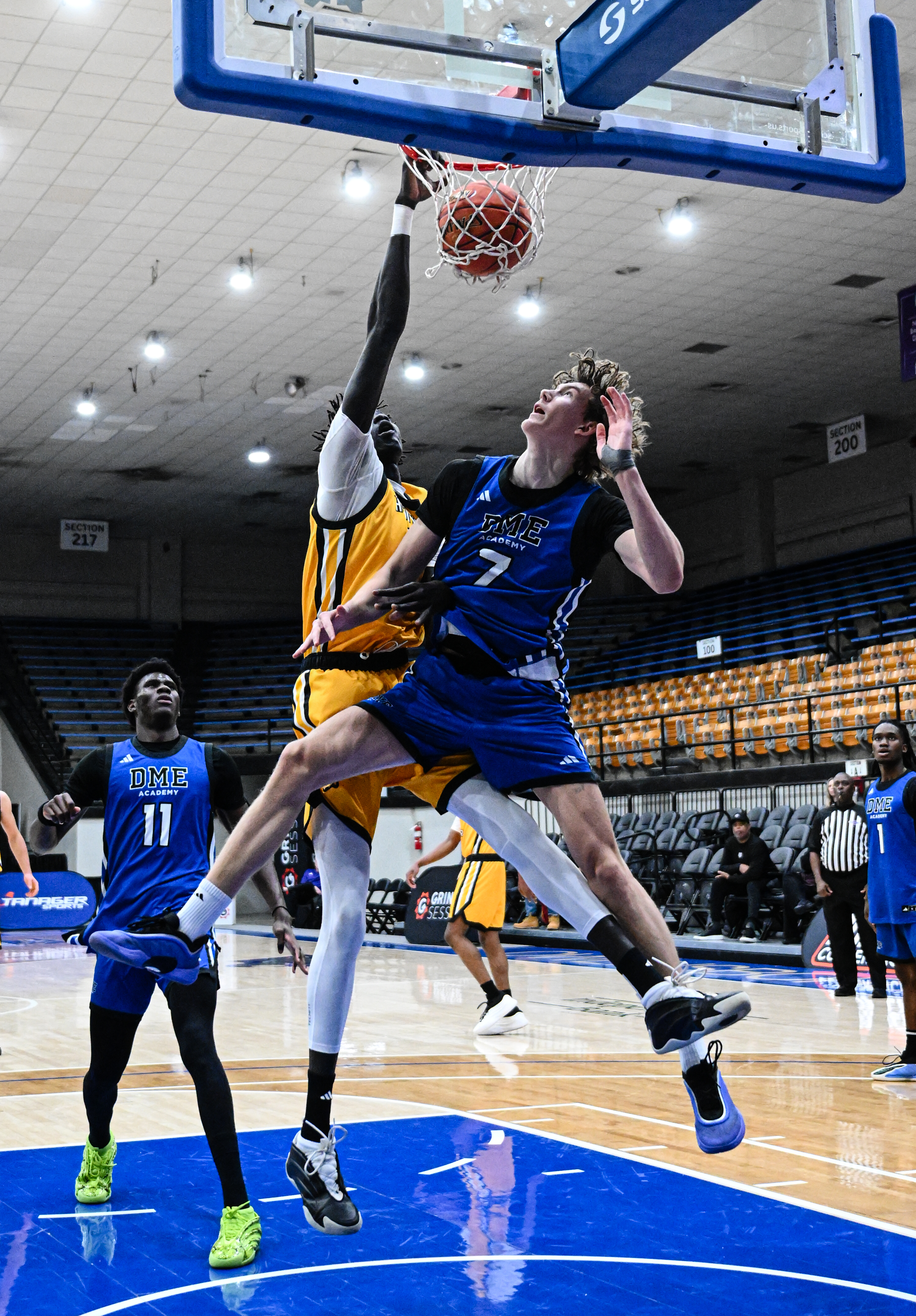 Koang Bol Kuany with the one handed throw down 