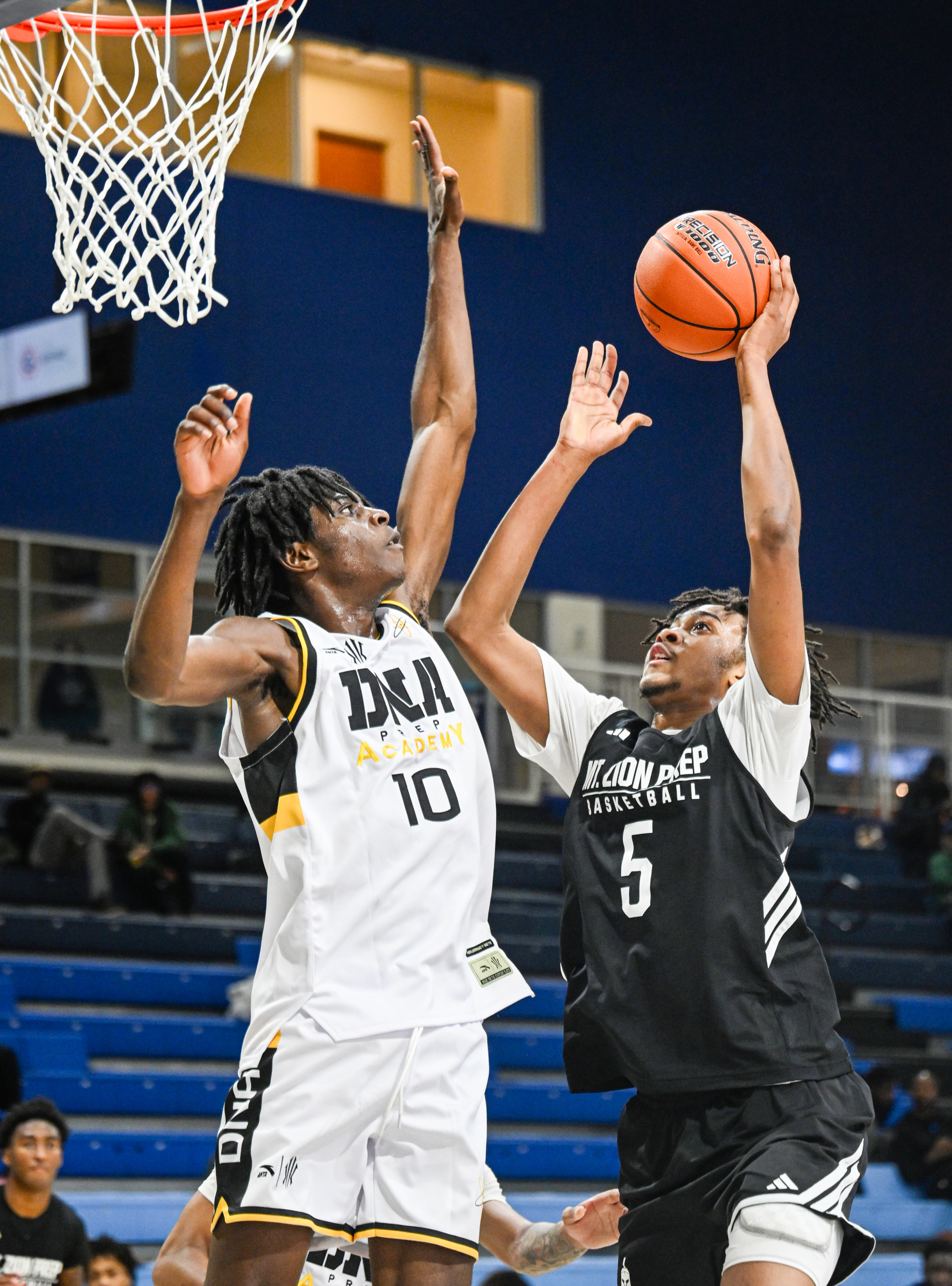 Zion Green drives to the bucket