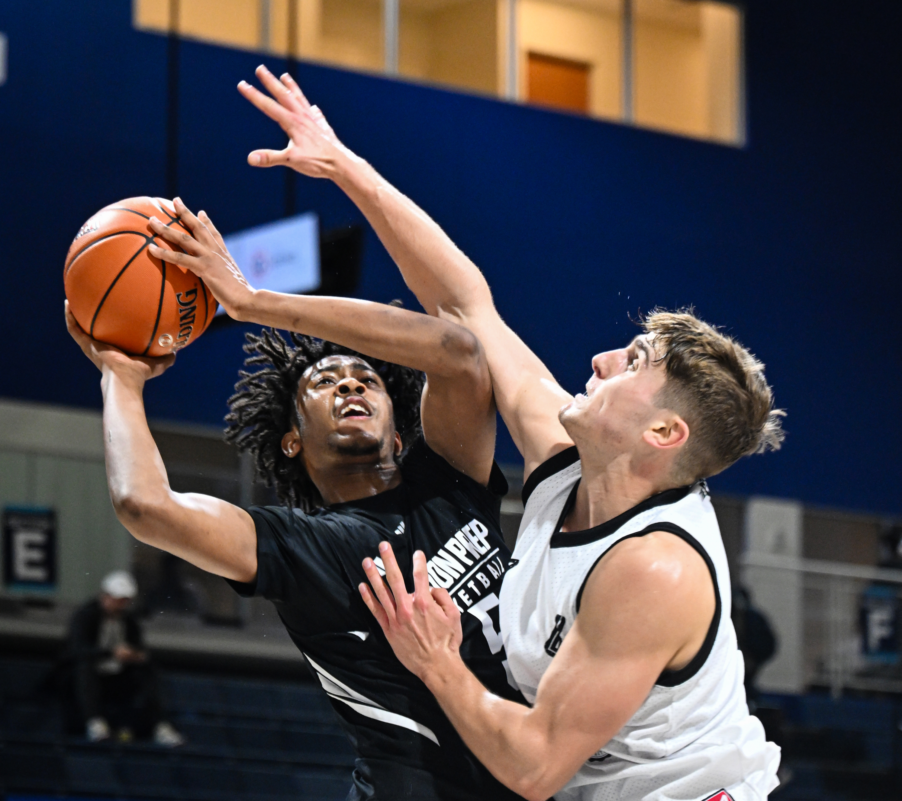 Zion Green drives hard to the bucket.